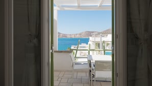 An open balcony with a view of the sea and mountains. - Anthos Apartments Paros (Paros)