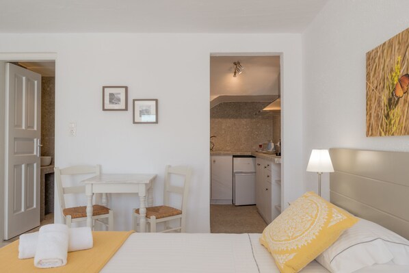 Studio, Pool View (For 2) | Premium bedding, pillowtop beds, in-room safe, desk