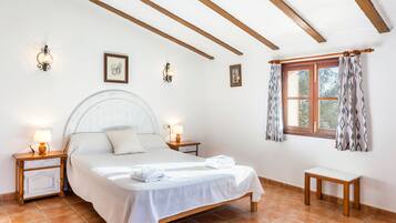 4 slaapkamers, een strijkplank/strijkijzer, gratis wifi, beddengoed