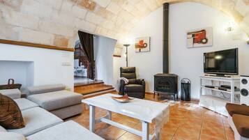 Televisio, DVD-soitin, pöytätennispöytä, stereot