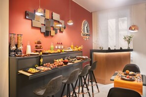 Un comedor moderno con mesas de buffet, taburetes y una barra.