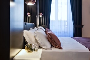 Kamar Deluks | Minibar, brankas, meja kerja, dan kedap suara