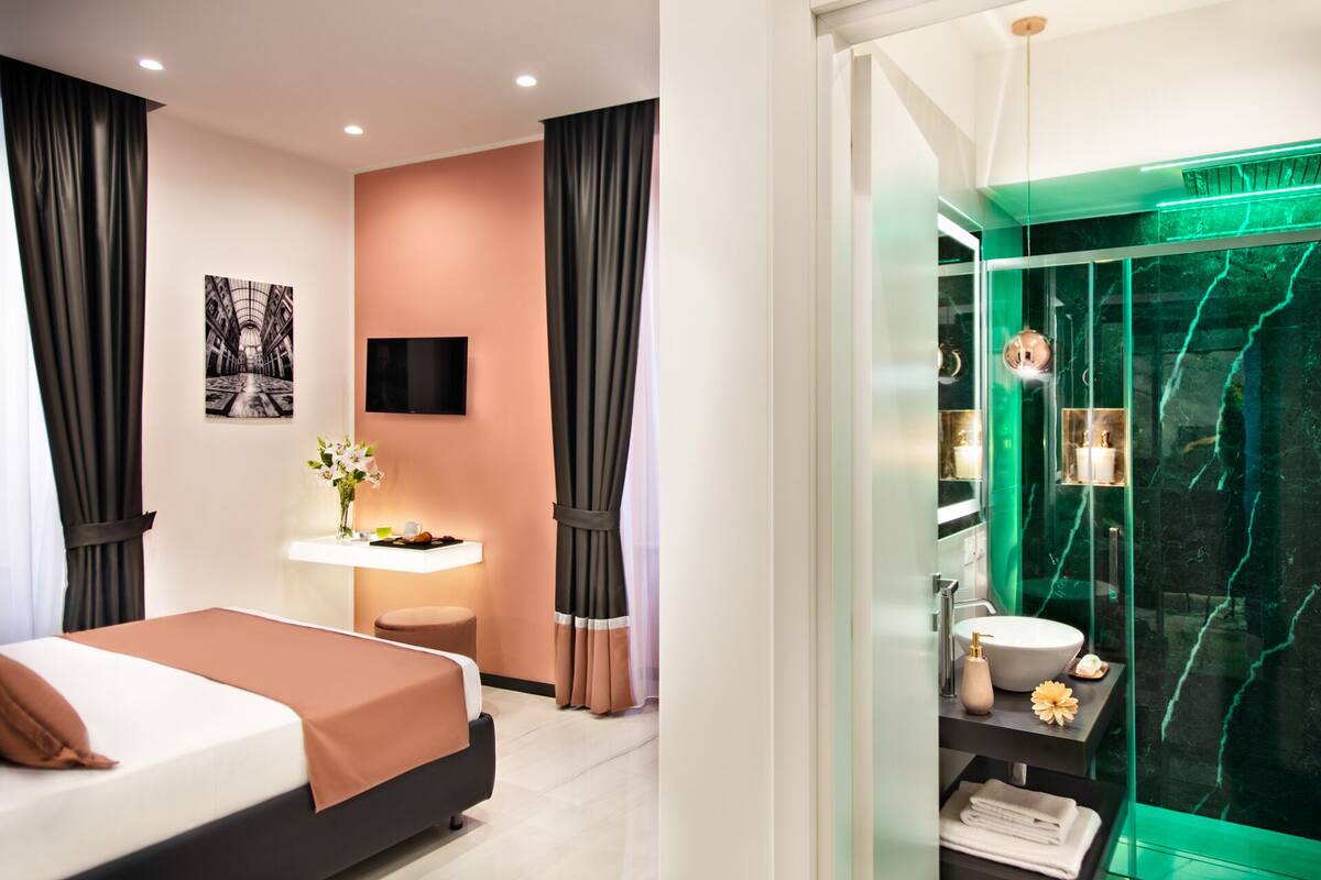 Deluxe Room | Minibar, in-room safe, desk, soundproofing