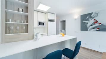 Kylskåp, mikrovågsugn, ugn och spishäll