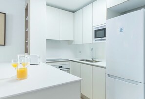 冷蔵庫、電子レンジ、オーブン、コンロ