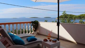 Nhà (Five Bedroom Holiday Home with Pool) | Hiên