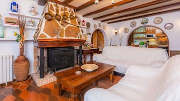 Televisión, chimenea, mesa de ping pong, estéreo