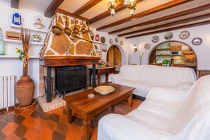 TV, fireplace, table tennis, stereo