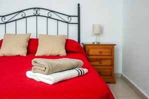 1 chambre, fer et planche à repasser, draps fournis