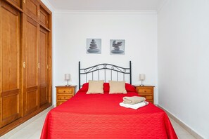 1 slaapkamer, een strijkplank/strijkijzer, beddengoed