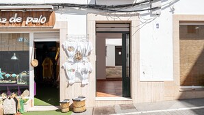A storefront with a sign reading 'de palo' and a display of hanging items. - Charming Apartment in Great Location Near the Beach with Terrace; Pets Allowed under request (Conil de la Frontera)