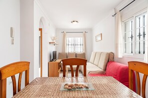 TV - Charming Apartment in Great Location Near the Beach with Terrace; Pets Allowed under request (Conil de la Frontera)