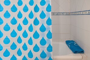 Baignoire, articles de toilette gratuits, sèche-cheveux