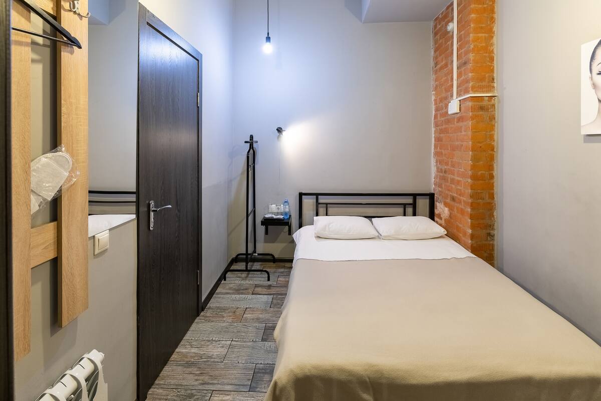 Economy-Doppelzimmer (1) | Allergikerbettwaren, Verdunkelungsvorhänge, Bügeleisen/Bügelbrett