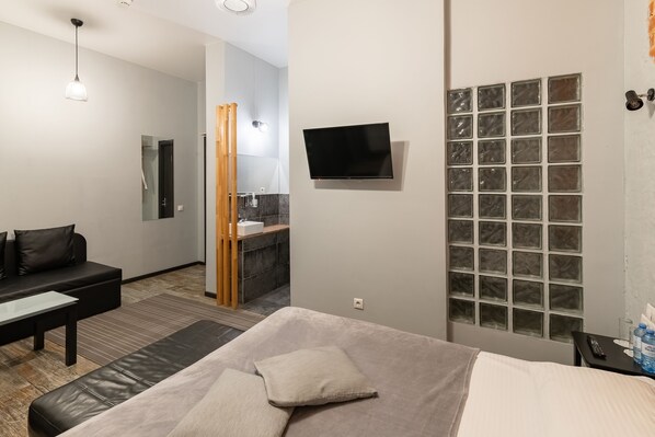 Grand Double Room (2) | Hypo-allergenic bedding, blackout drapes, iron/ironing board, free WiFi - Loft Otel (Ostrovtsy)