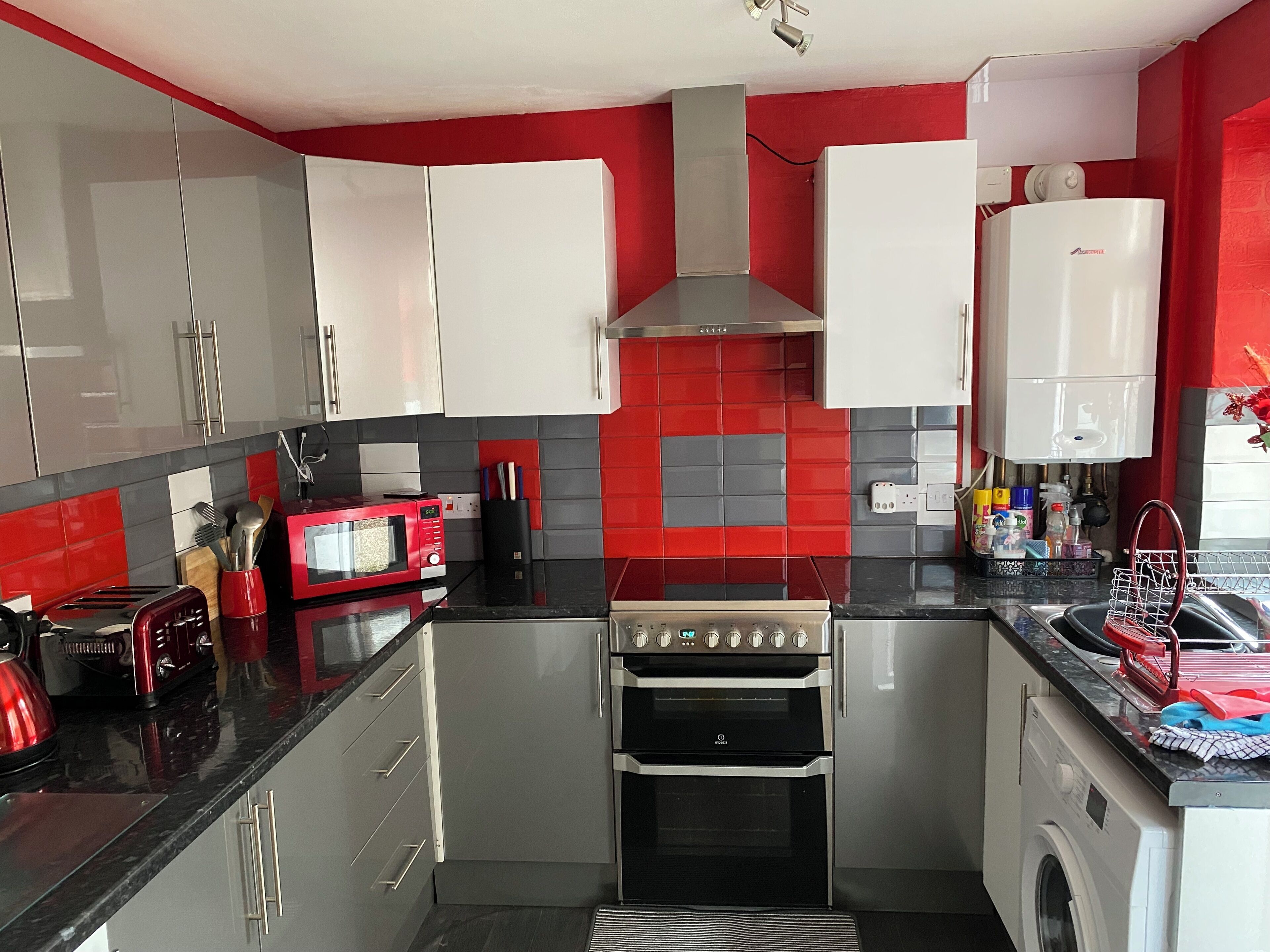 Refrigerador, microondas, horno, tetera/pava eléctrica