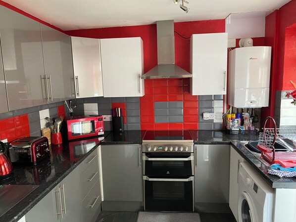 Een koelkast, een microgolfoven, een oven, een waterkoker