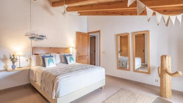 4 bedrooms, iron/ironing board, free WiFi, bed sheets