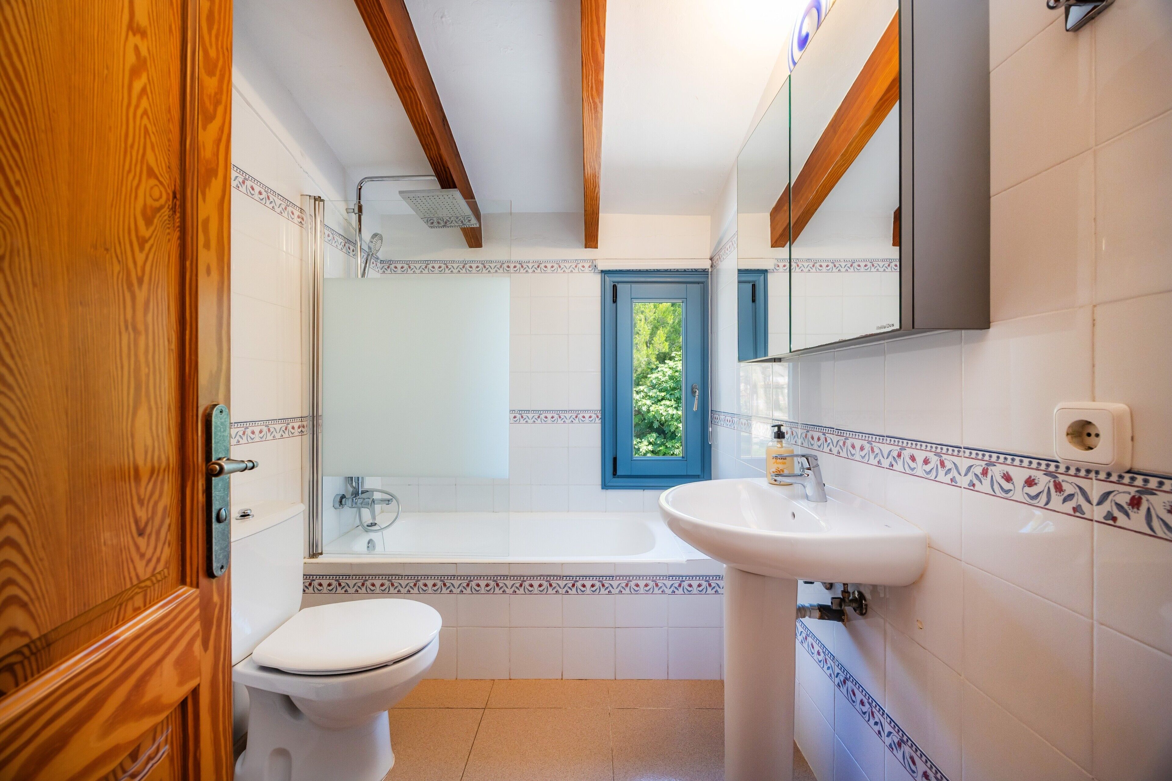 Un baño con inodoro, lavamanos y bañera.