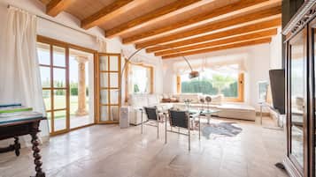 Télévision, cheminée, table de tennis de table