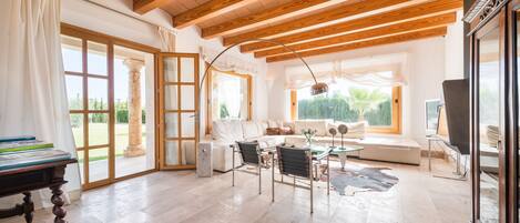 Televisor, llar de foc i taula de tennis de taula