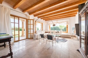 تلفزيون، مدفأة، تنس طاولة