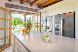 Fridge, microwave, oven, stovetop - Luxurious property with pool – Villa Ses Rentadores (Selva)