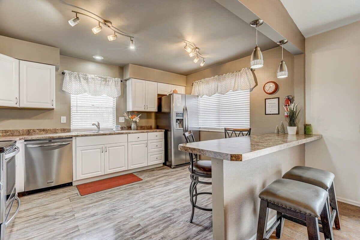 Réfrigérateur, micro-ondes, four, plaque de cuisson