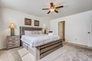 4 bedrooms, iron/ironing board, WiFi, bed sheets - 4BD Cheyenne Mountain House with Hot Tub and Grill (Colorado Springs)