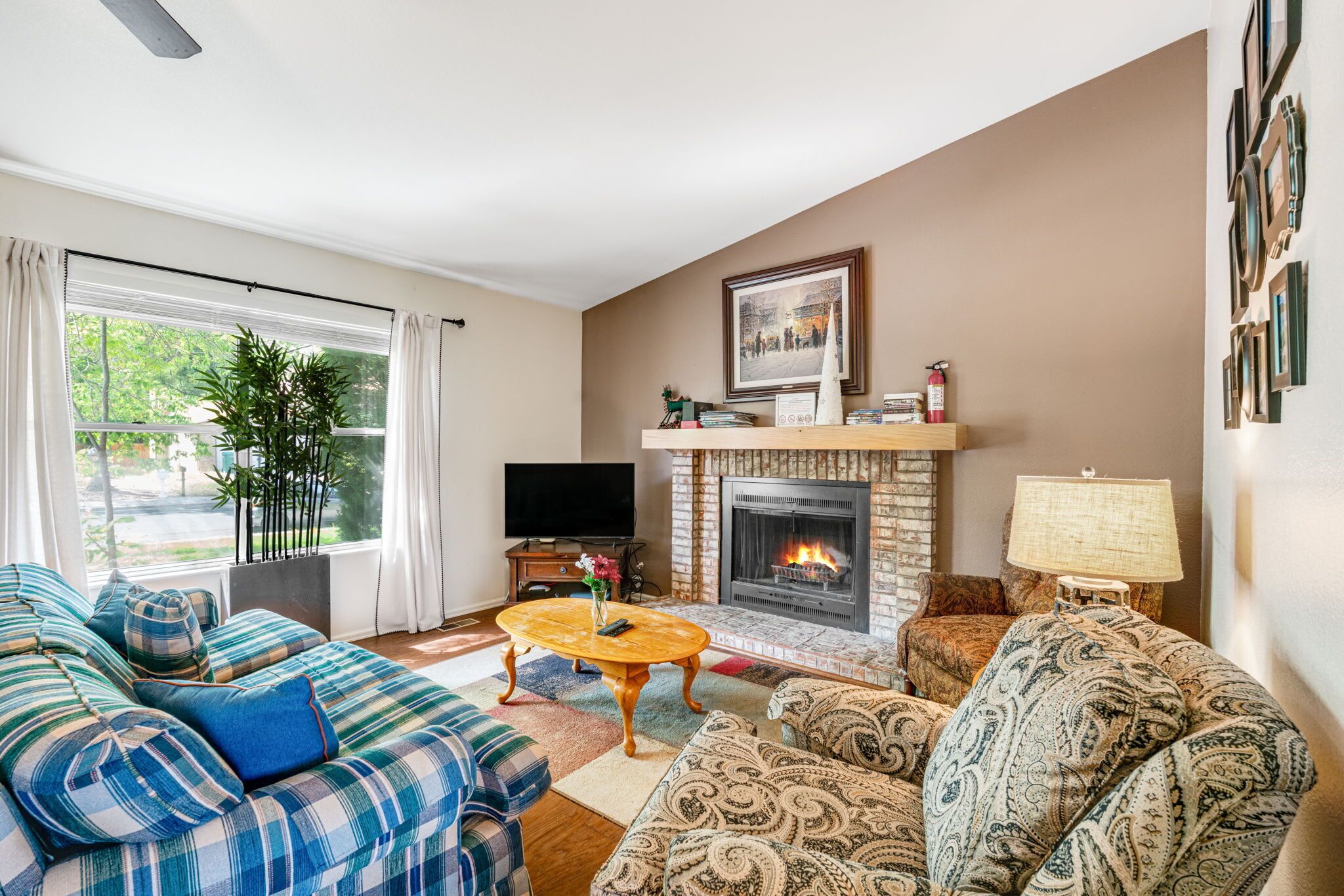 TV, fireplace, offices