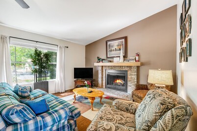 4BD Cheyenne Mountain House with Hot Tub and Grill