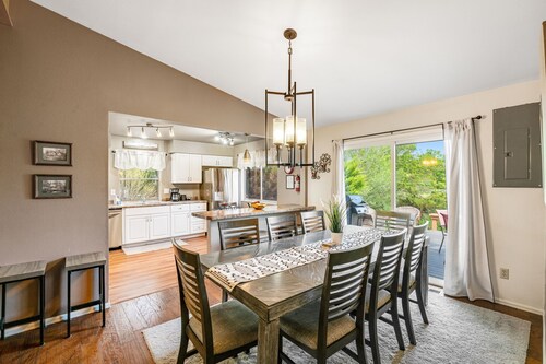 4BD Cheyenne Mountain House with Hot Tub and Grill
