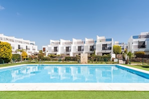 A modern residential building with a swimming pool. - Casa Alena - 3-Bedroom Home with Pool & Terrace in Conil de la Frontera (Conil de la Frontera)