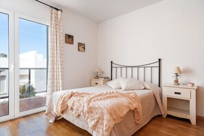 3 bedrooms, iron/ironing board, free WiFi, bed sheets - Casa Alena - 3-Bedroom Home with Pool & Terrace in Conil de la Frontera (Conil de la Frontera)