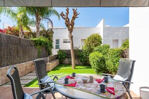 Outdoor dining - Casa Alena - 3-Bedroom Home with Pool & Terrace in Conil de la Frontera (Conil de la Frontera)