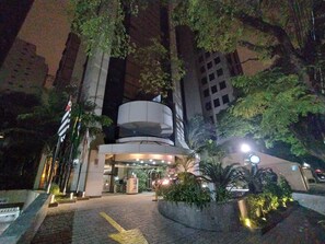 Fachada da propriedade à noite