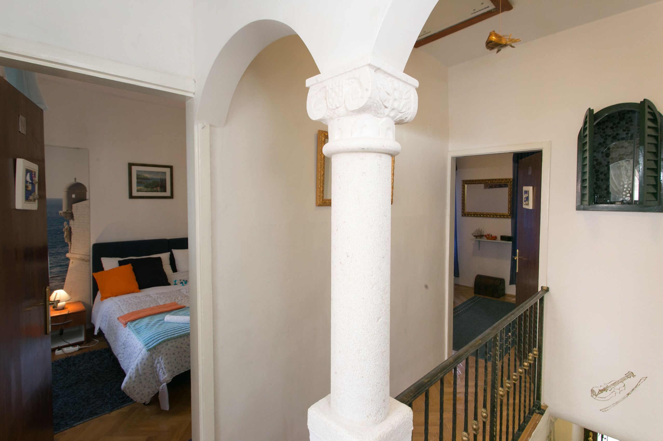 Un dormitorio con cama, mesita de noche y ventana.