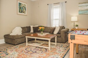 Smart TV, foosball, books - The Yellow Door Inn, Welcome to Our Porch!! Close to Charming Downtown Greer (Greer)