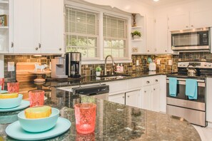 Fridge, microwave, oven, stovetop - The Yellow Door Inn, Welcome to Our Porch!! Close to Charming Downtown Greer (Greer)