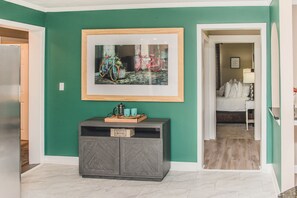 3 habitaciones, escritorio y tabla de planchar con plancha 