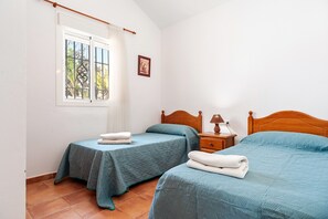 2 habitaciones y tabla de planchar con plancha 