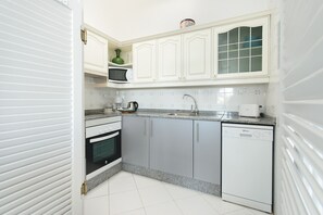 Fridge, microwave, oven, stovetop - Holiday Apartment "Vistagua" with Beautiful Decor and Spacious Terrace with Ocean View (Puerto Calero)