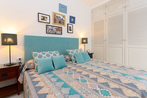 2 slaapkamers, een strijkplank/strijkijzer, gratis wifi, beddengoed