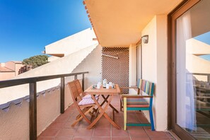 Outdoor dining - Three-Room Apartment in the Center with Sea View (Palau)