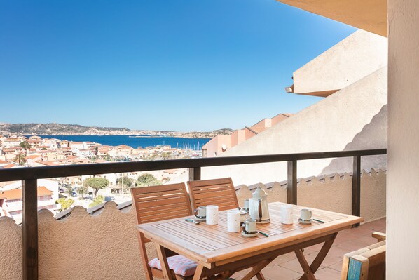 Outdoor dining - Central Apartment "N. 18" with Balcony and Sea View (Palau)