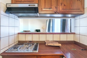 Frigorifero, forno, piano cottura, lavastoviglie