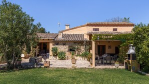 A house with a patio, outdoor seating, and a barbecue area. - Fantastic Country Estate with Pool, Wi-Fi, Air Conditioning and Tennis Court (Pollensa)