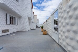 Property grounds - Lovely Apartment Close to the Beach with Terrace, Garden & Wi-Fi (Costa Calmar, Fuerteventura)