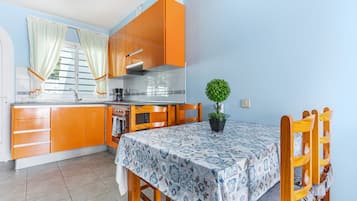 Fridge, oven, stovetop, coffee/tea maker
