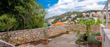 Apartment (Two-Bedroom Apartment with Terrace) | Property grounds